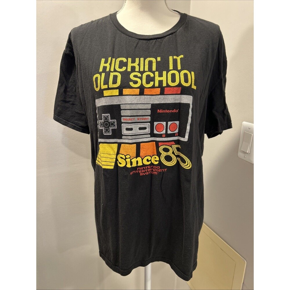 Nintendo mens T-shirt black kickin it old school size XL Short sleeve